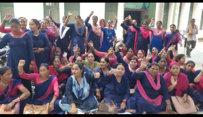 धामी ने नहीं किया वादा पूरा, आक्रोशित आशाओं किया धरना प्रदर्शन