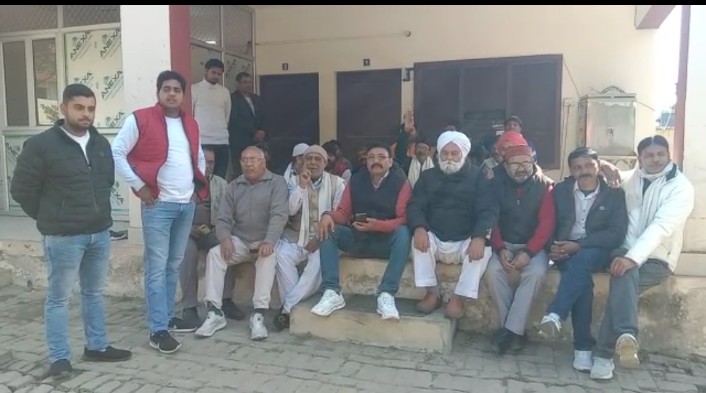 विद्युत विभाग कार्यालय पर विधायक का धरना 