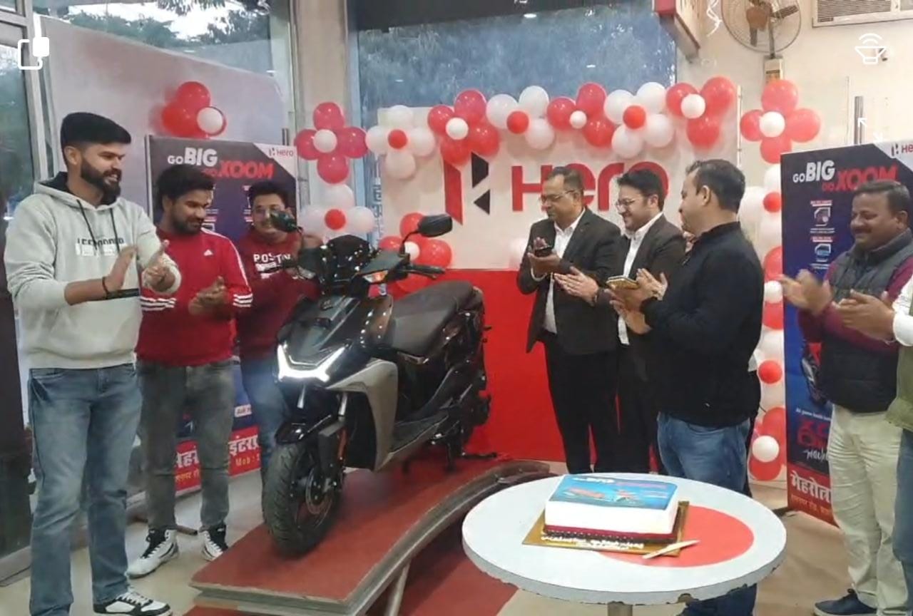 मेहरोत्रा हीरो शोरूम पर हीरो के नए स्कूटर को किया लांच 