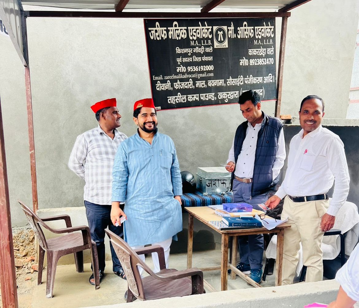 सपा प्रत्याशी के लिए वोट की अपील करते सपा नेता अख्तर अली खान