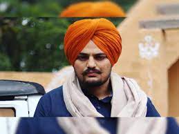 Siddhu Moosewala  की बरसी पर पहुंचे देश विदेश से लोग, मूसेवाला के चित्रों पर टेका माथा 