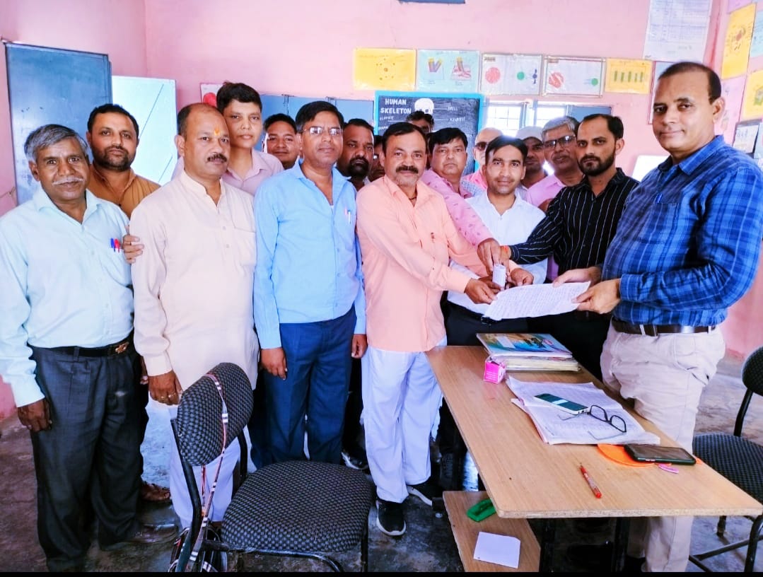 सरकार औरअधिकारियों की नीति से तंग शिक्षक संकुलों ने दिया सामूहिक इस्तीफा