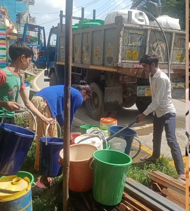 ग्रामीण इलाको में पानी ढोने के लिए मजबूर लोग
