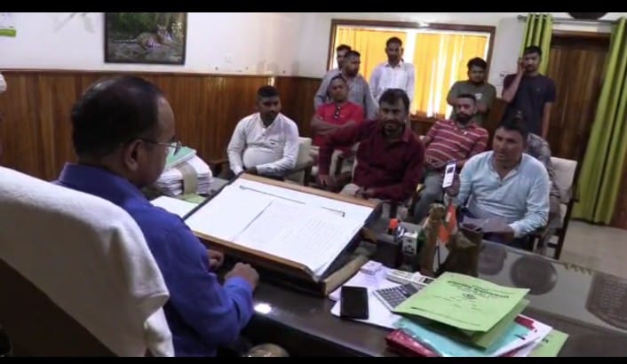 तराई पश्चिमी के फ़ाटो पर्यटन ज़ोन में विभाग के कर्मचारियों पर परमिटों में धांधली का जिप्सी कारोबारियों ने लगाया आरोप