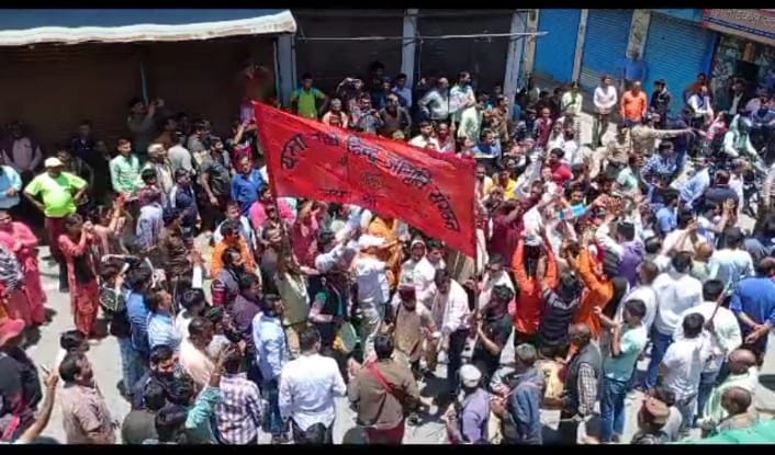 पुरोला घटना को लेकर बड़कोट सहित पूरी यमुना घाटी में बाजार बंद जमकर हुआ प्रदर्शन।