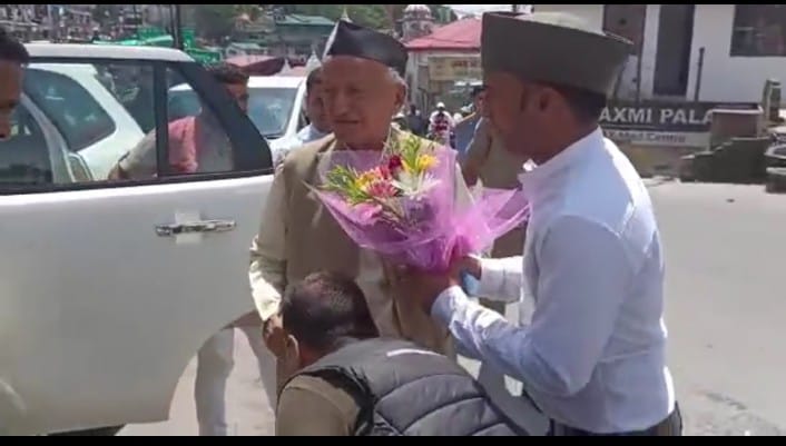 महाराष्ट्र के पूर्व गवर्नर भगत सिंह कोश्यारी का मसूरी पहुंचने पर भाजपा कार्यकर्ताओं ने किया स्वागत