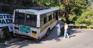 मसूरी में उत्तराखंड परिवहन विभाग की बस के हुए ब्रेक फेल 40 यात्रियों की बाल-बाल बची जान