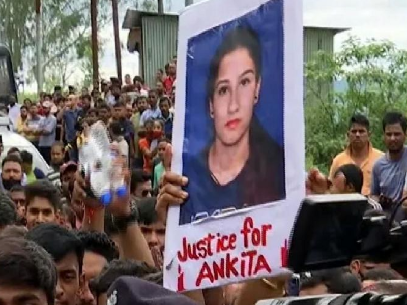 अंकिता केस के विशेष लोक अभियोजक को केस से हटाने की माँग को लेकर माँ-बाप डीएम पौड़ी कार्यालय में धरने पर
