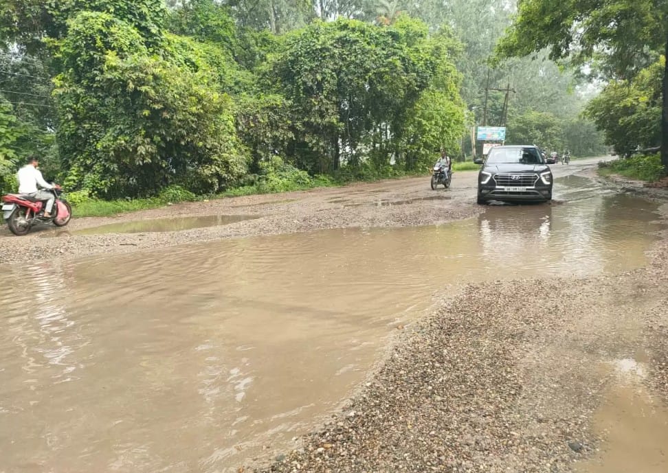 बुरी तरह छतिग्रस्त हुआ ठाकुरद्वारा मुरादाबाद मार्ग