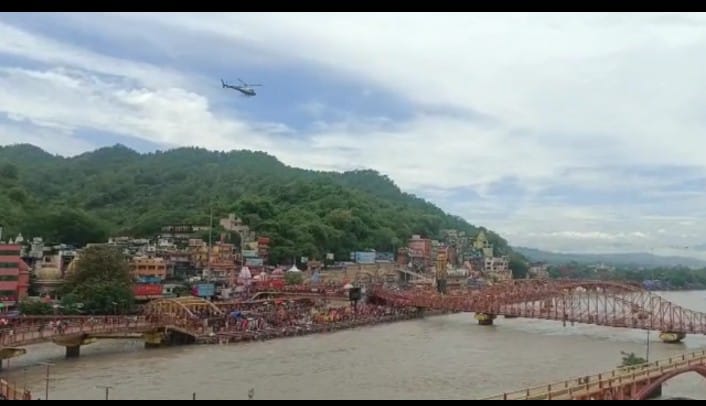 मुख्यमंत्री के आदेश पर जिला प्रशासन ने की हेलीकॉप्टर से कावड़ियों पर पुष्प वर्षा
