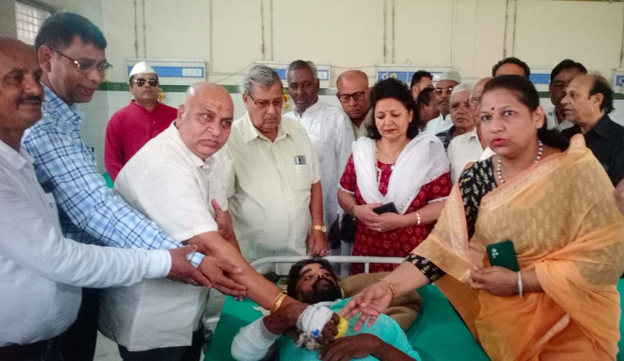 कांग्रेसियों ने राहुल की दीर्घायु के लिए मरीजों को फल बाटे