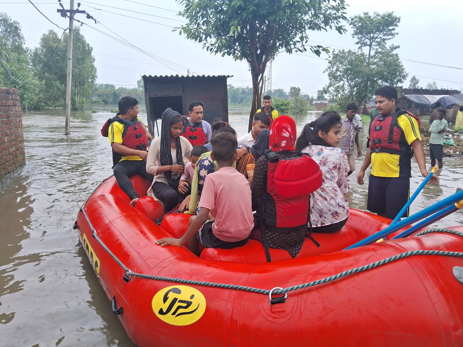 SDRF ने चलाया राहत बचाव अभियान 80 लोगों को राफ्ट की सहायता सुरक्षित स्थान पर पहुँचाया