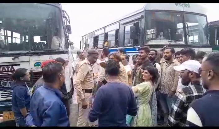 नशे में धुत चालक-परिचालक ने जान से खिलवाड़