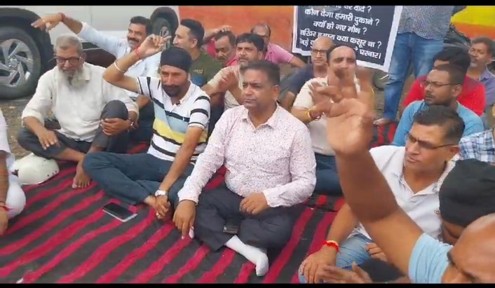 रुद्रपुर उधम सिंह नगर व्यापारियों का धरना, पुनर्वास की मांग