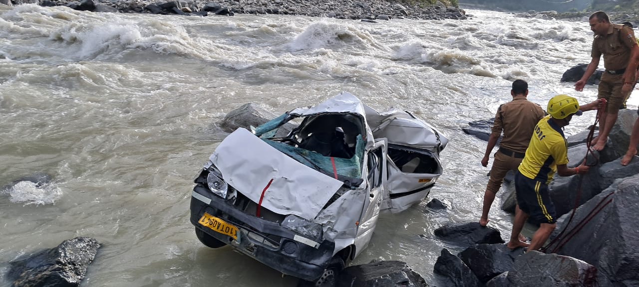 ताज़ा समाचार: गंगोत्री राष्ट्रीय राजमार्ग पर दुर्घटना, 3 लोगों की मौके पर मृत्यु, 3 घायल