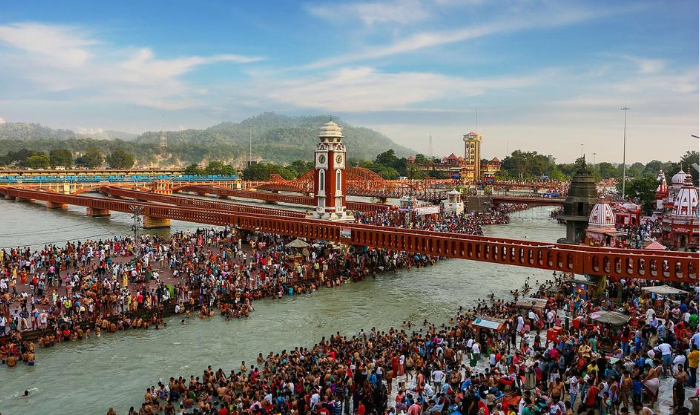 हरिद्वार हरकी पौड़ी सहित अन्य घाटों पर डूबते सूरज को अर्ध देकर पूजा अर्चना की लोगों में दिखा भारी उत्साह