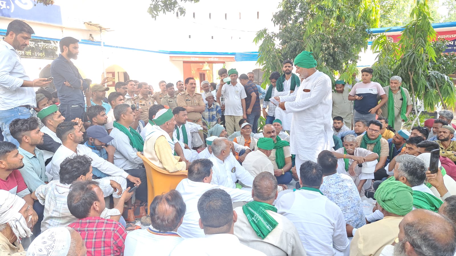 भारतीय किसान यूनियन टिकैत के कार्यकर्ताओं ने किसानों संग मिलकर किया थाने का घेराव कई मांगों को लेकर किया धरना प्रदर्शन