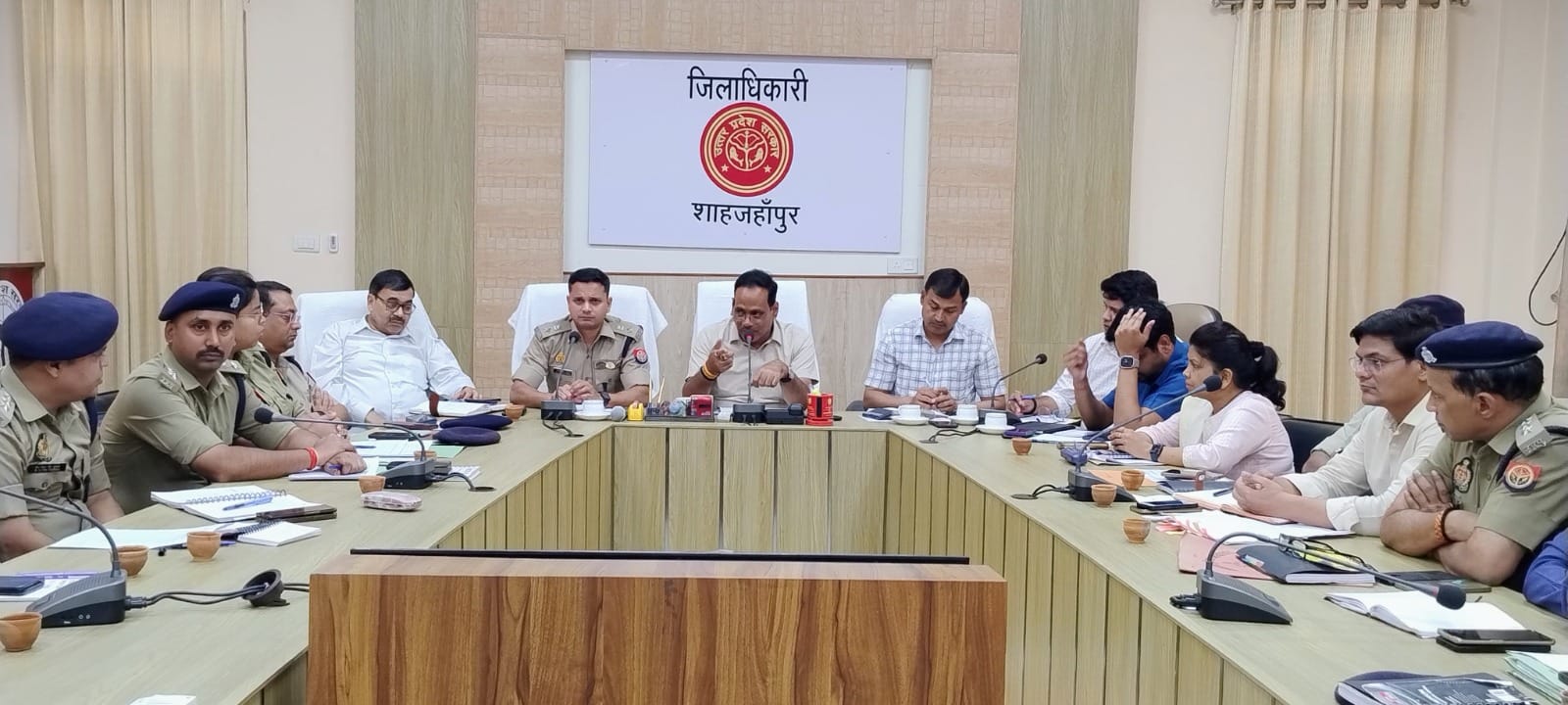 जिलाधिकारी ने ली बकरीद पर कानून एवं शांति व्यवस्था के दृष्टिगत महत्वपूर्ण बैठक