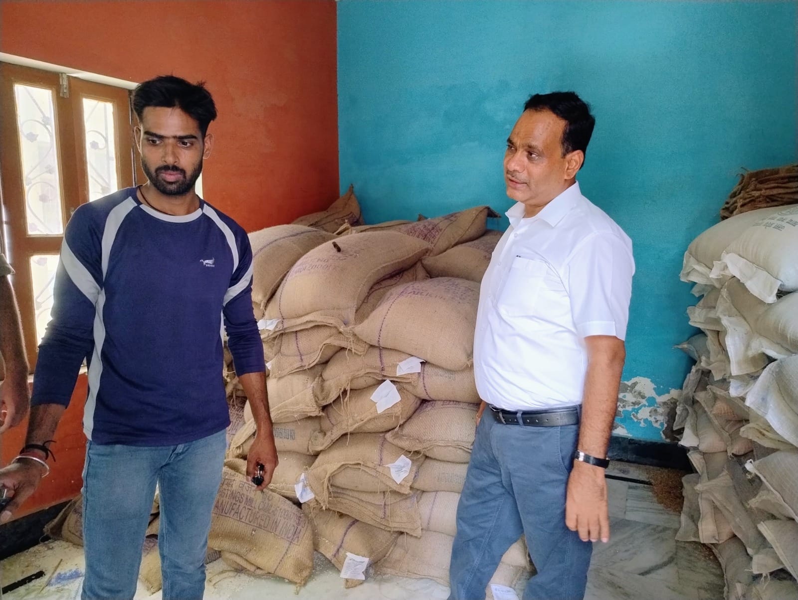 डीएम ने सरकारी सस्ते गल्ले की दुकान का निरीक्षण किया