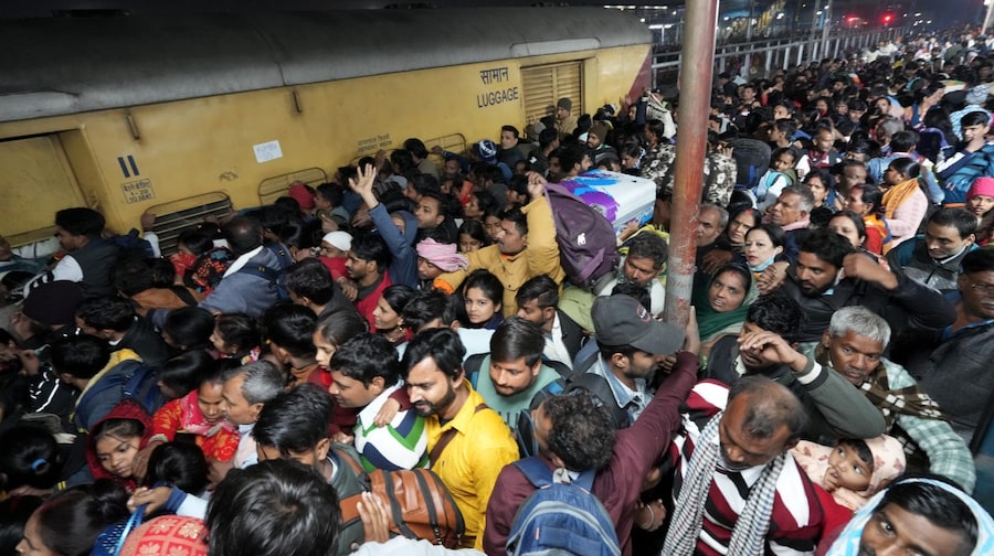 2025 नई दिल्ली रेलवे स्टेशन हादसा: सीढ़ियों पर भीड़ का दबाव, 18 की मौत और 15 घायल