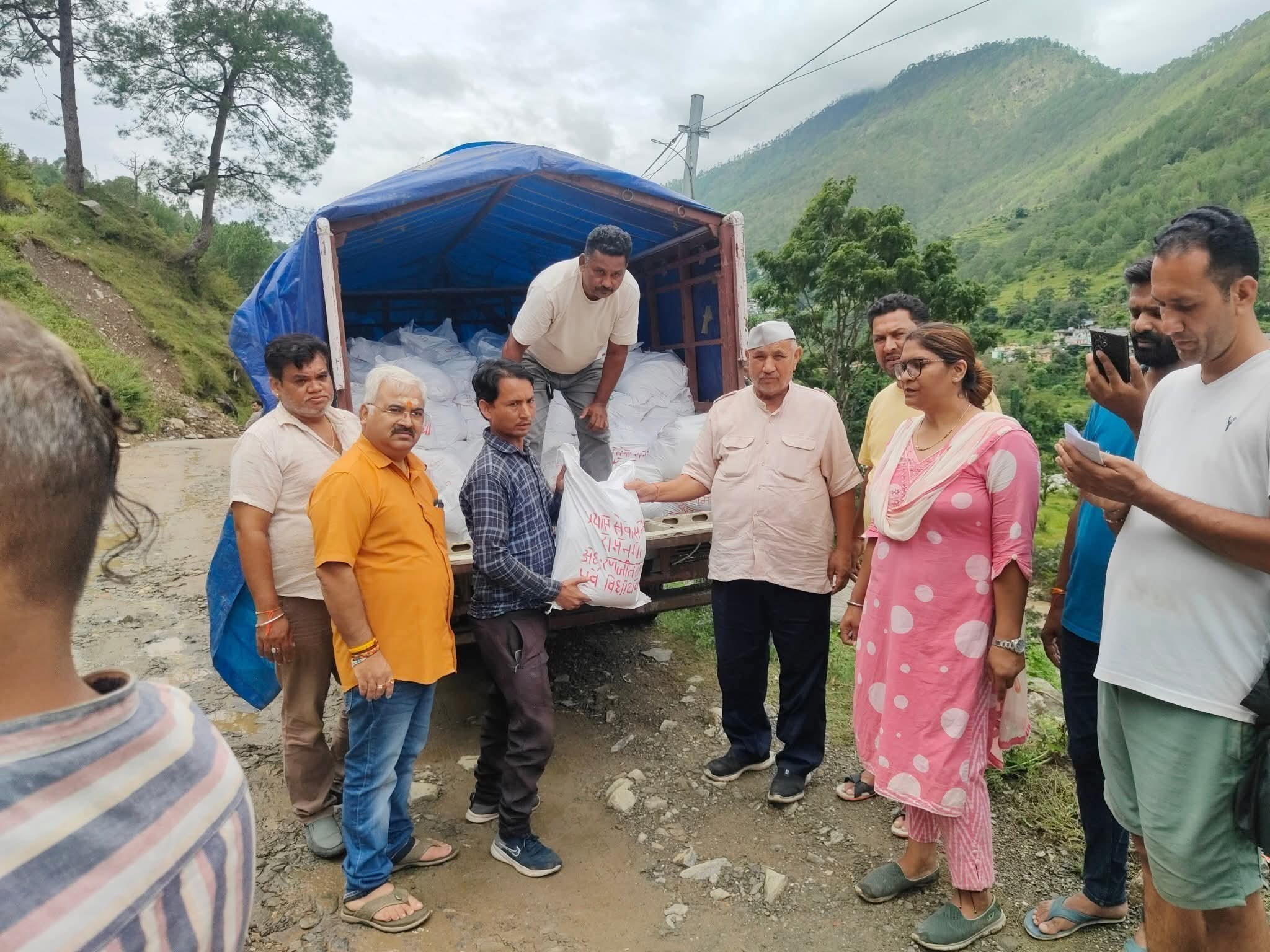 थराली की आपदा में ‘प्रयास सेवा संस्था’ बनी सहारा, रणजीत सिंह रावत पहुँचे राहत सामग्री के साथ