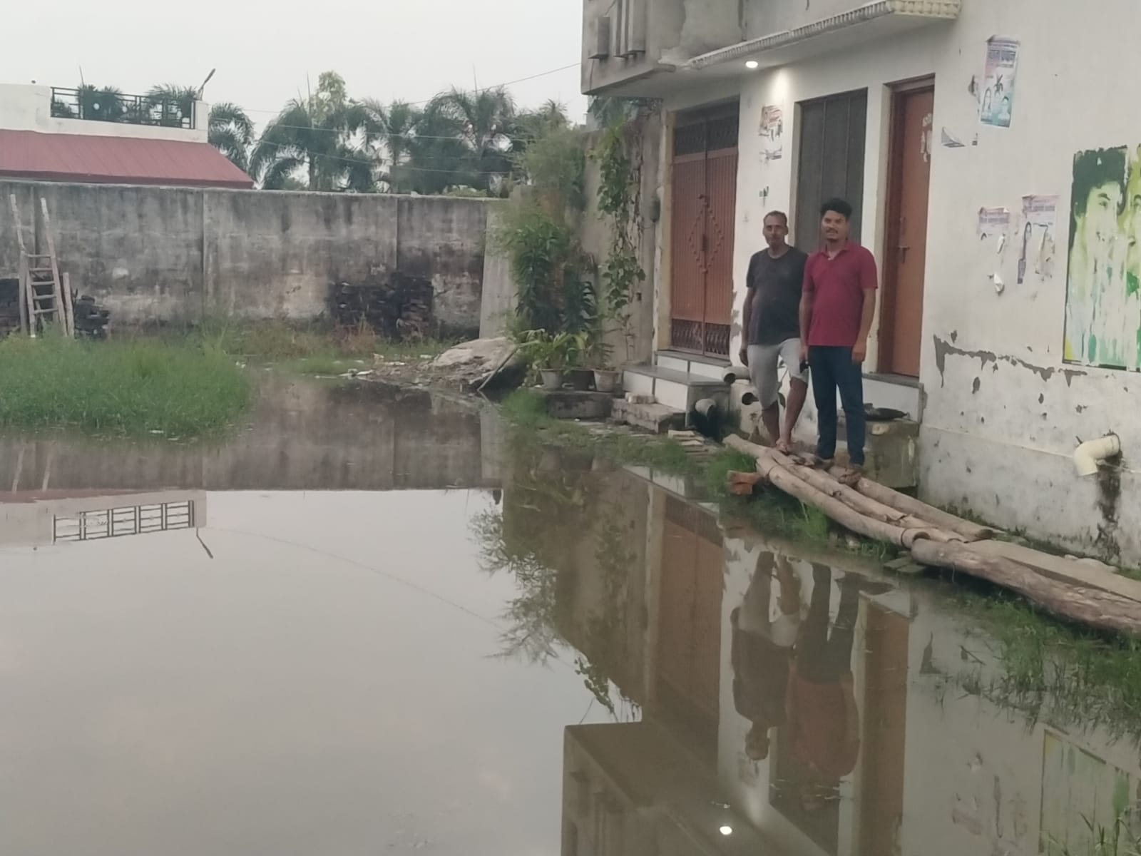 बरसाती पानी से डूबा बाजपुर का नटोपा गांव, हफ्तों से जलभराव – ग्रामीण बोले: “हमारी सुध लेने वाला कोई नहीं”