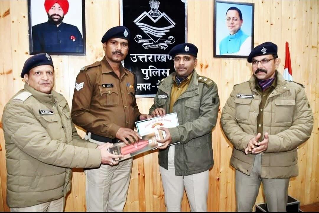 हेड कांस्टेबल तालिब हुसैन की तत्परता ने फिर जीता भरोस एस.एस.पी. मंजू नाथ टिसी ने किया सम्मानित