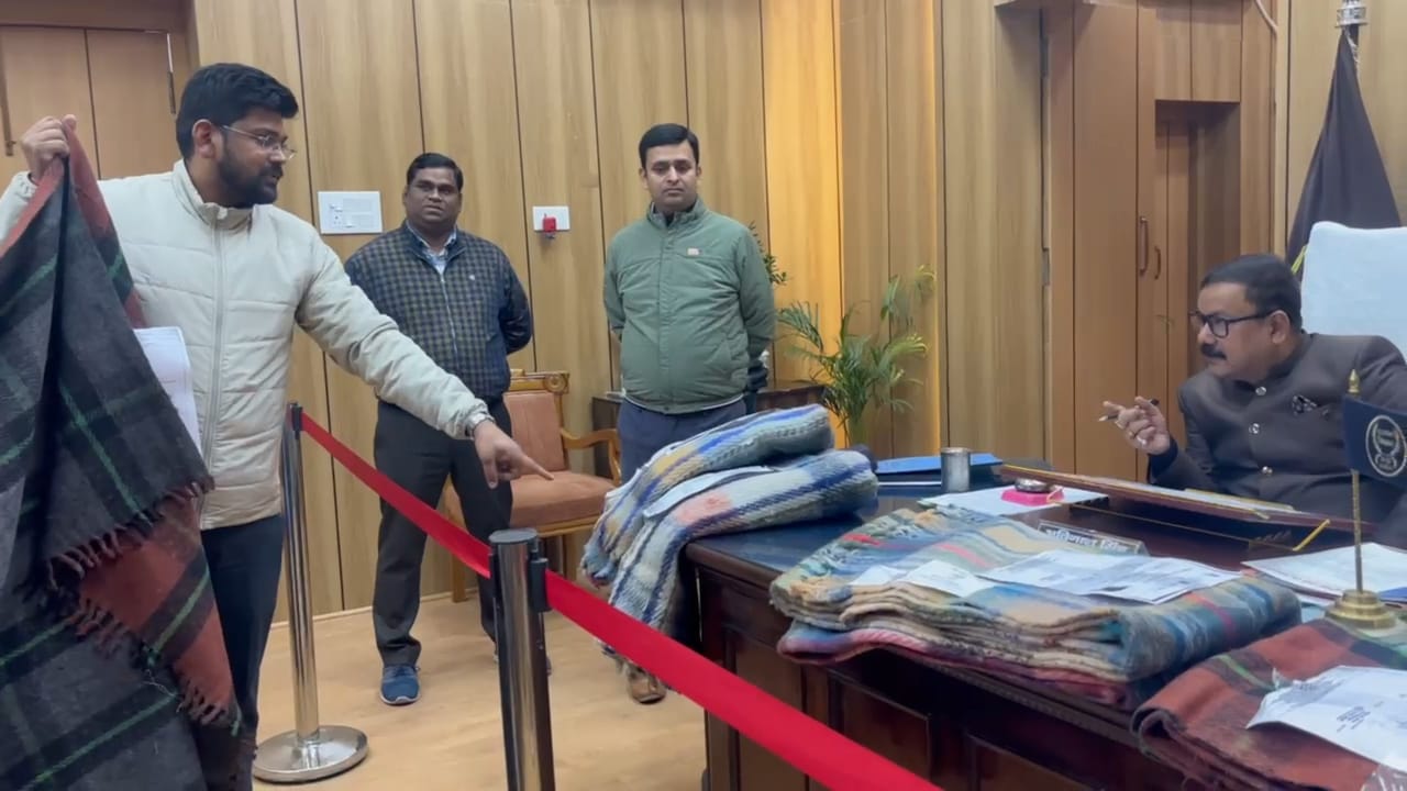 Bareilly Breaking: शीतलहर की दस्तक से पहले DM एक्शन मोड में, गरीबों के लिए कंबलों की क्वालिटी खुद जांची