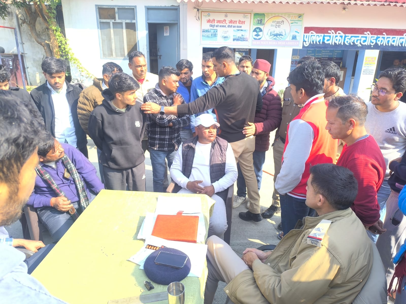 हल्दूचौड़ में जातिसूचक टिप्पणी के बाद उबाल: दलित समाज का पुलिस चौकी में प्रदर्शन, आरोपी हिरासत में लेकर जांच शुरू