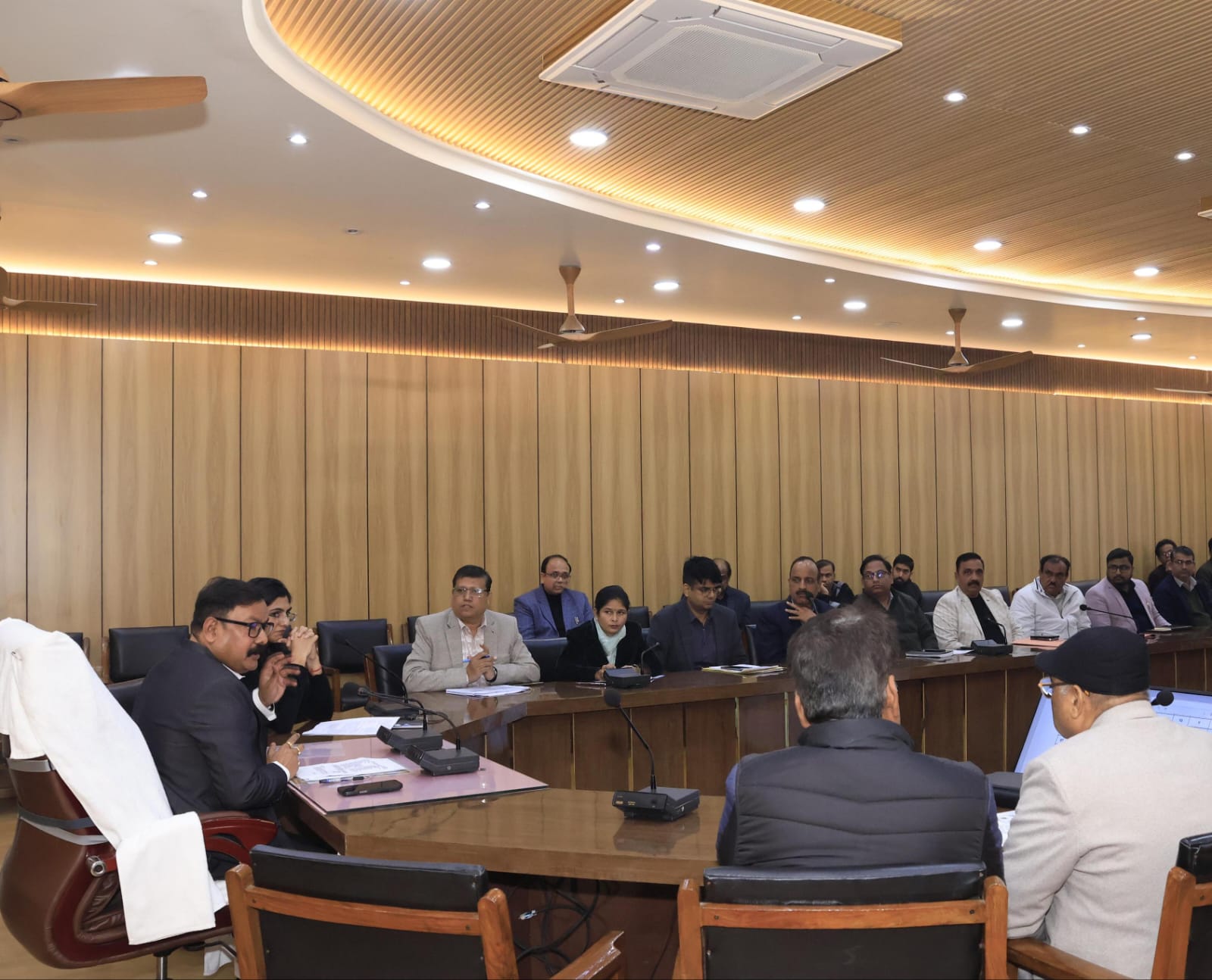 बरेली में आयुष्मान कार्ड पर बड़ा एक्शन, धीमी रफ्तार पर डीएम का अल्टीमेटम, सीएम डैशबोर्ड में खुली आयुष्मान की पोल