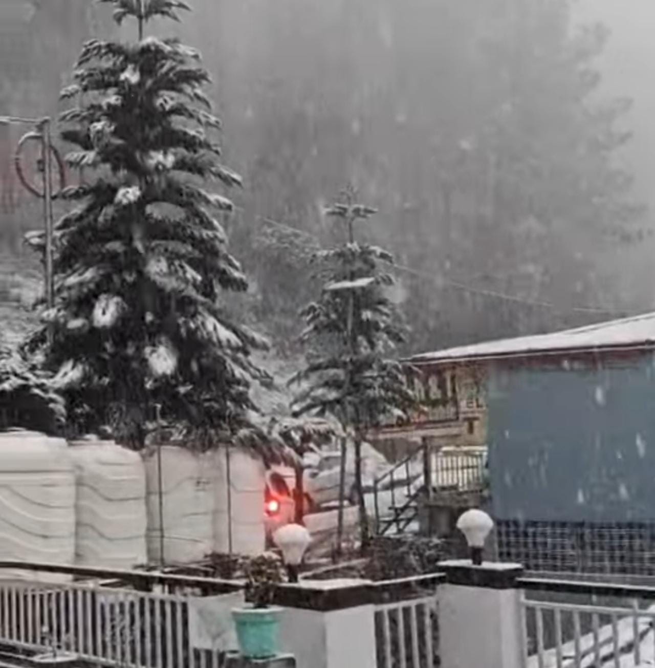 बिग ब्रेकिंग: उत्तरकाशी उत्तरकाशी में बर्फबारी और बारिश से बदला मौसम का मिजाज: खिले किसानों के चेहरे, स्कूलों में छुट्टी घोषित