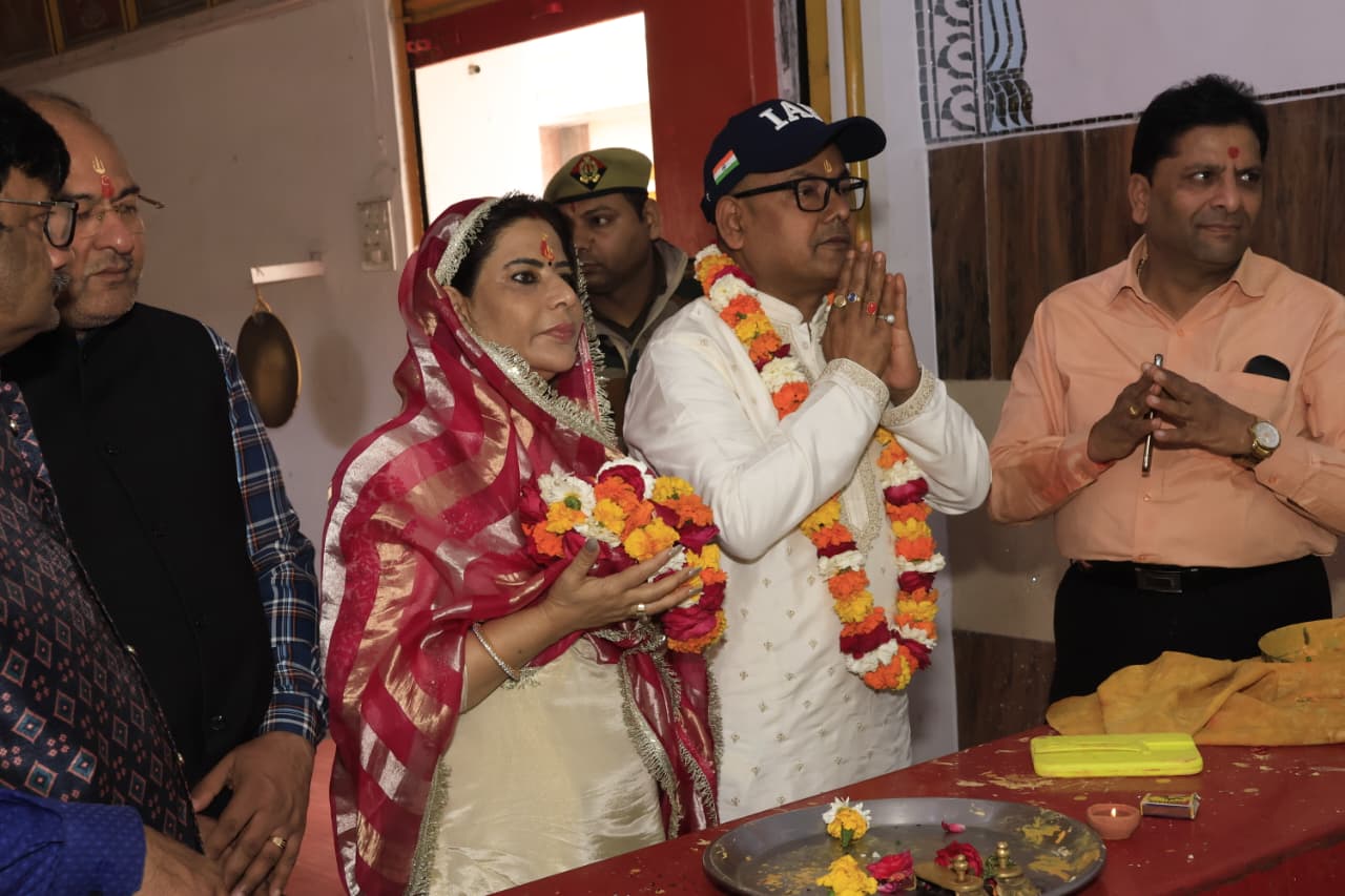 महाशिवरात्रि पर जिलाधिकारी ने मंदिरों में की पूजा, व्यवस्थाओं का लिया जायजा