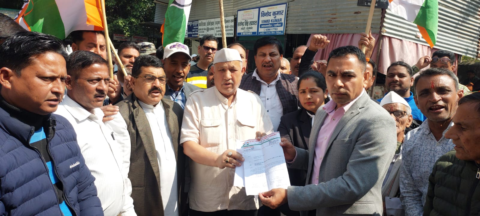 रामनगर में कांग्रेस का प्रदर्शन: शिक्षा निदेशक पर हमले के विरोध में गिरफ्तारी की मांग, राज्यपाल को भेजा ज्ञापन।