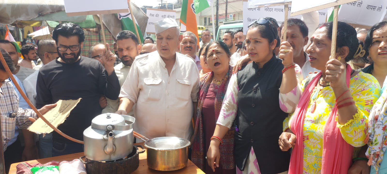 गैस की आग या सियासत का उबाल? नाले से चाय और ‘ट्रंप’ के साये में सुलगता रामनगर