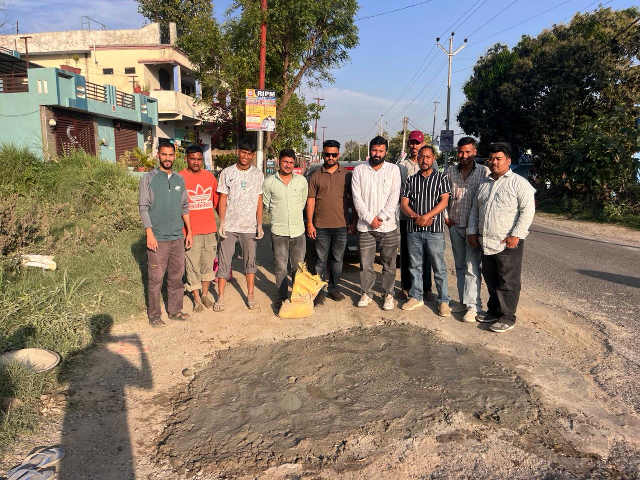 जब सिस्टम सुस्त, तो सड़क पर उतरे लोग: रामनगर–हल्द्वानी हाईवे पर युवाओं ने खुद भरे गड्ढे, दिया सुरक्षा का संदेश।