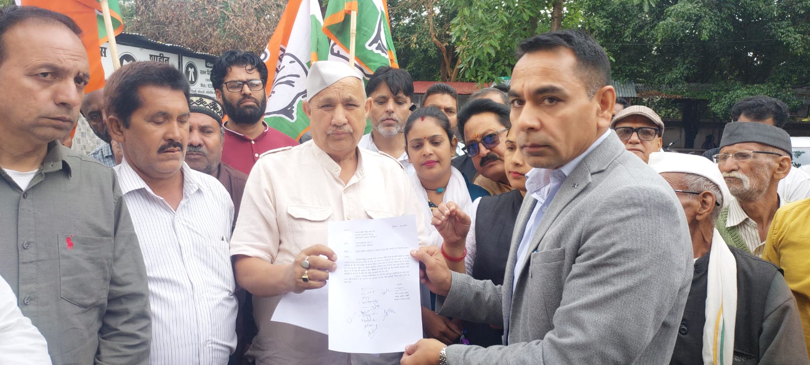 रामनगर में बारिश ने सिर्फ फसलें नहीं गिराईं, किसानों की उम्मीदें भी तोड़ दी हैं। रणजीत सिंह रावत के नेतृत्व मे कांग्रेस का प्रदर्शन।