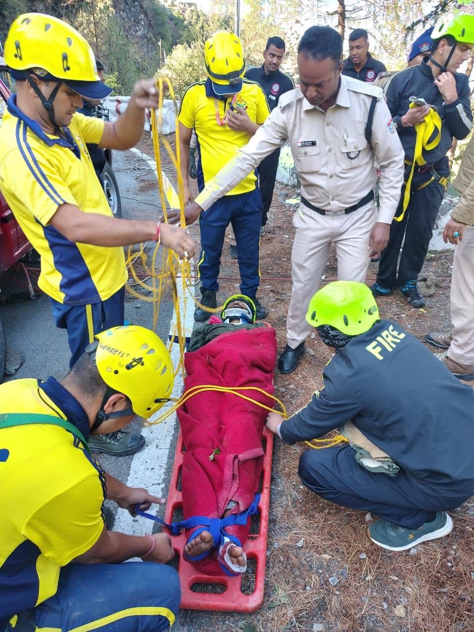 🚨 पहाड़ की खामोशी टूटी… अचानक गूंजा धमाका, और खाई में जा गिरा ट्रक देहरादून-मसूरी रोड पर मसूरी झील के पास एक दर्दनाक हादसे ने सबको झकझोर दिया। कुछ ही पलों में सड़क से गायब हुआ ट्रक सैकड़ों फीट गहरी खाई में जा गिरा—और फिर शुरू हुआ वक्त के खिलाफ रेस्क्यू ऑपरेशन।