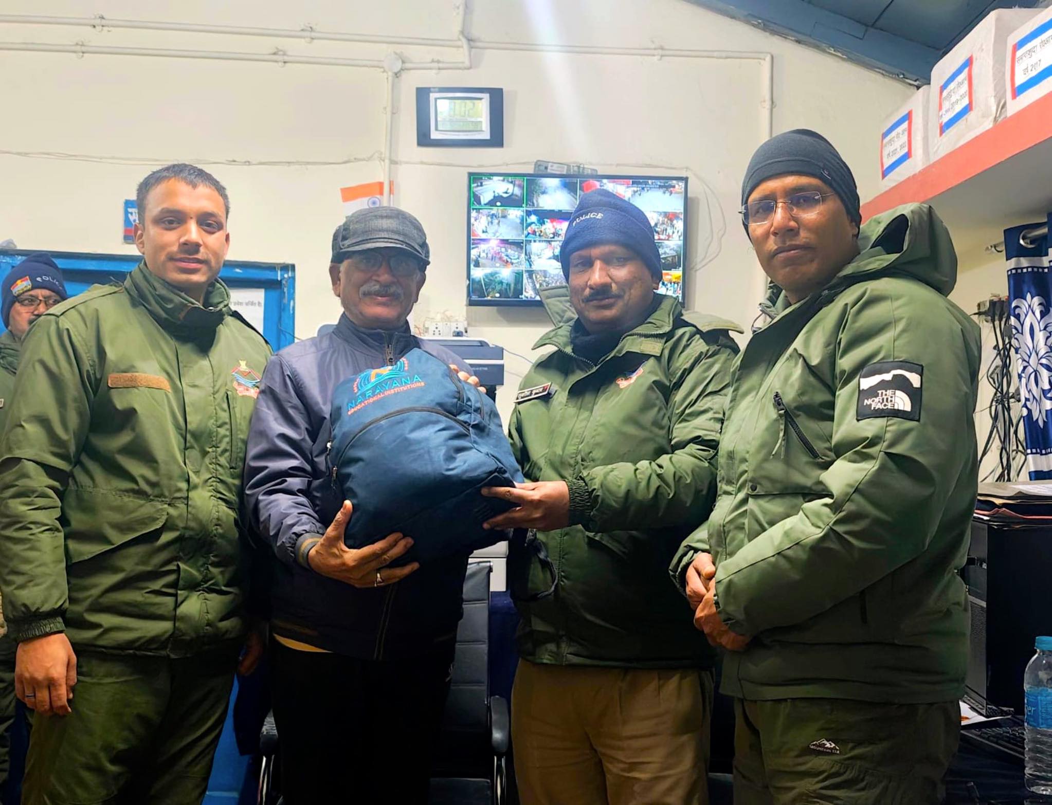 बद्रीनाथ पुलिस की तत्परता से श्रद्धालु का खोया बैग मिला, दिल्ली निवासी यात्री ने जताया आभार