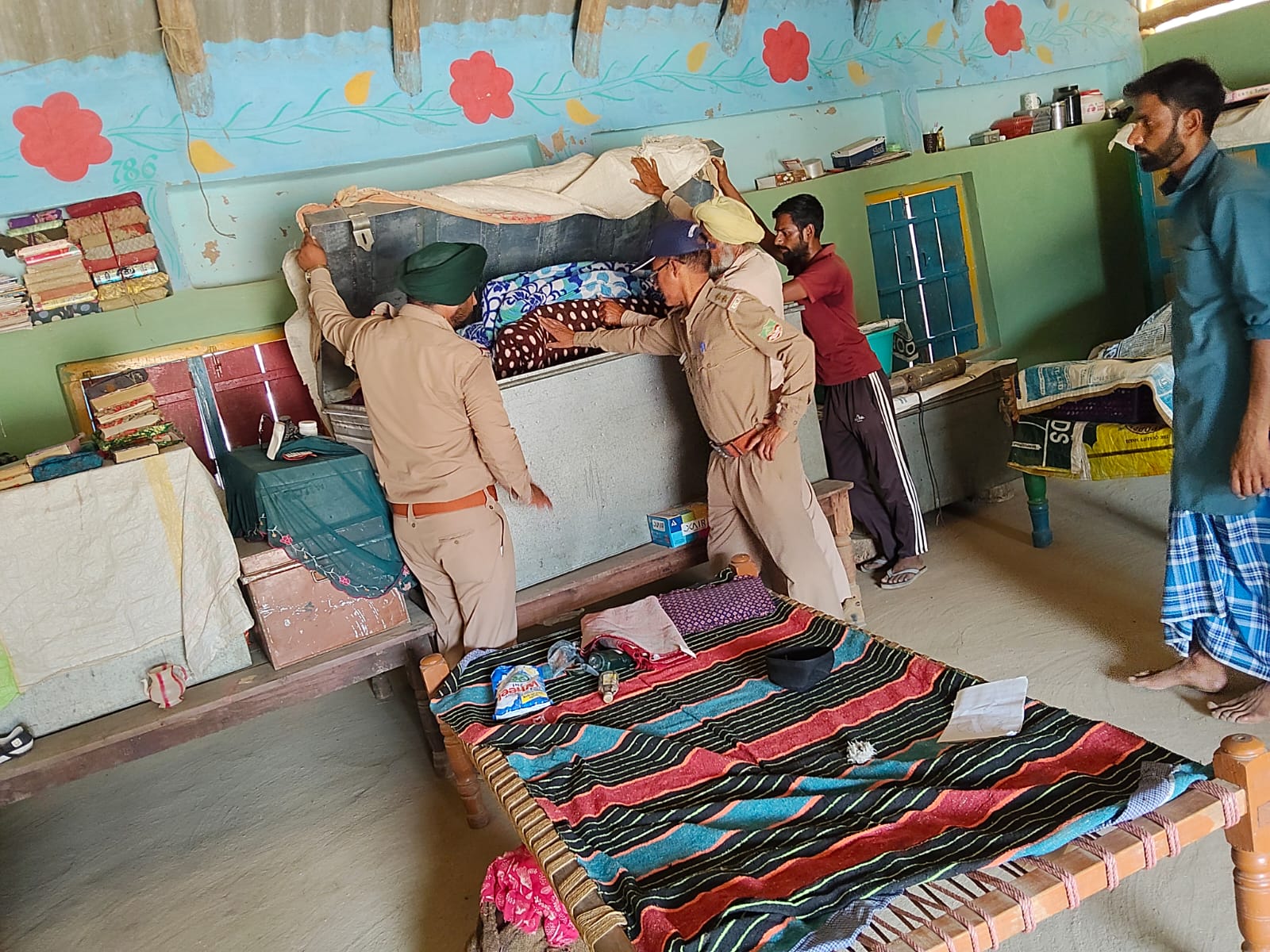 वन्यजीव तस्करों और अवैध गतिविधियों पर वन विभाग का बड़ा प्रहार; DFO और रेंजर महेश सिंह बिष्ट के नेतृत्व में गुर्जरों के डेरों में चला महा-चेकिंग अभियान!