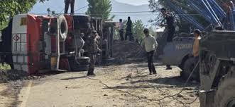 हाईवे पर अनियंत्रित हुआ तेल टैंकर, मचा हड़कंप! कई किलोमीटर लंबा जाम