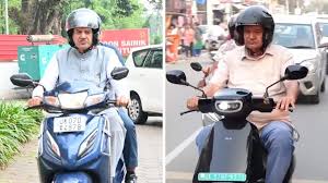 पेट्रोल बचाने निकले मंत्री गणेश जोशी, स्कूटी का एक्सपायर इंश्योरेंस बना विवाद की वजह