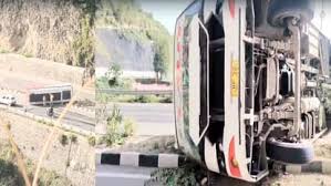 हिमाचल में बड़ा सड़क हादसा: सलोगड़ा के पास फोरलेन पर पलटी निजी बस, दो घायल