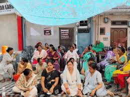 मेरठ में महिलाओं का बड़ा प्रदर्शन: ‘हमारी भूल, कमल का फूल’ के नारों के बीच 12वें दिन भी जारी धरना