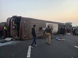 यूपी में भीषण सड़क हादसा: लखनऊ-आगरा एक्सप्रेसवे पर पलटी बस, दरोगा समेत 7 की मौत, 24 घायल
