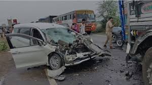 बाराबंकी में दर्दनाक सड़क हादसा: कैंची धाम जा रही इनोवा ट्रक से टकराई, 4 युवकों की मौत, 3 की हालत गंभीरबाराबंकी में दर्दनाक सड़क हादसा: कैंची धाम जा रही इनोवा ट्रक से टकराई, 4 युवकों की मौत, 3 की हालत गंभीर