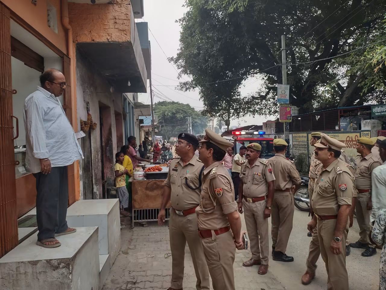 पैदल गश्त के दौरान पुलिस ने व्यापारियों को सीसीटीवी कैमरे लगाने के लिए किया प्रेरित