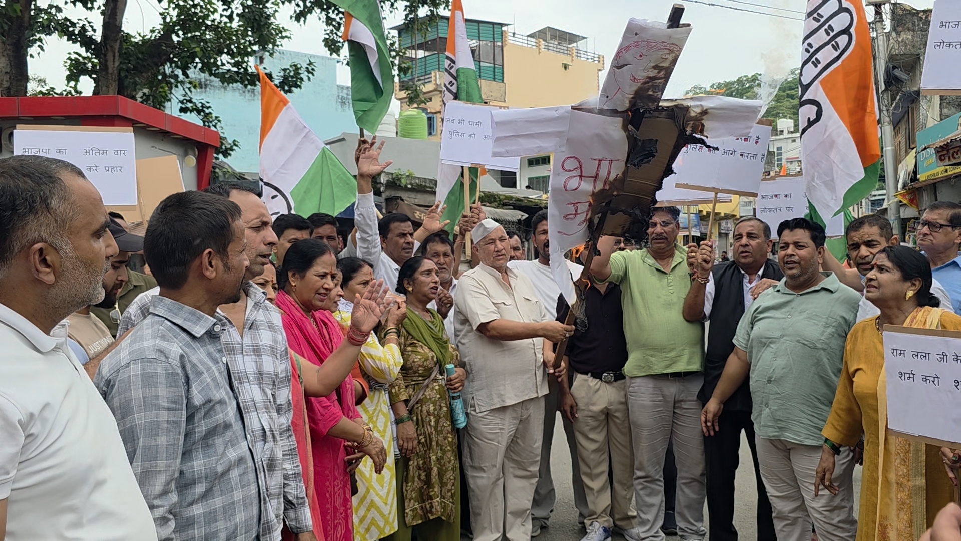 रामनगर में भाजपा के विरोध में कांग्रेस का जोरदार प्रदर्शन, पूर्व विधायक रणजीत रावत के नेतृत्व में पुतला दहन।