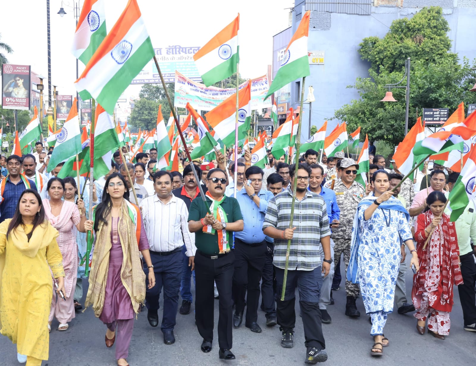हर घर तिरंगा अभियान में निकली भव्य तिरंगा यात्रा, देशभक्ति के नारों से गूंजा बरेली डीएम अविनाश सिंह ने बाइक/स्कूटी तिरंगा यात्रा को दिखाई हरी झंडी, पैदल रैली में भी किया प्रतिभाग