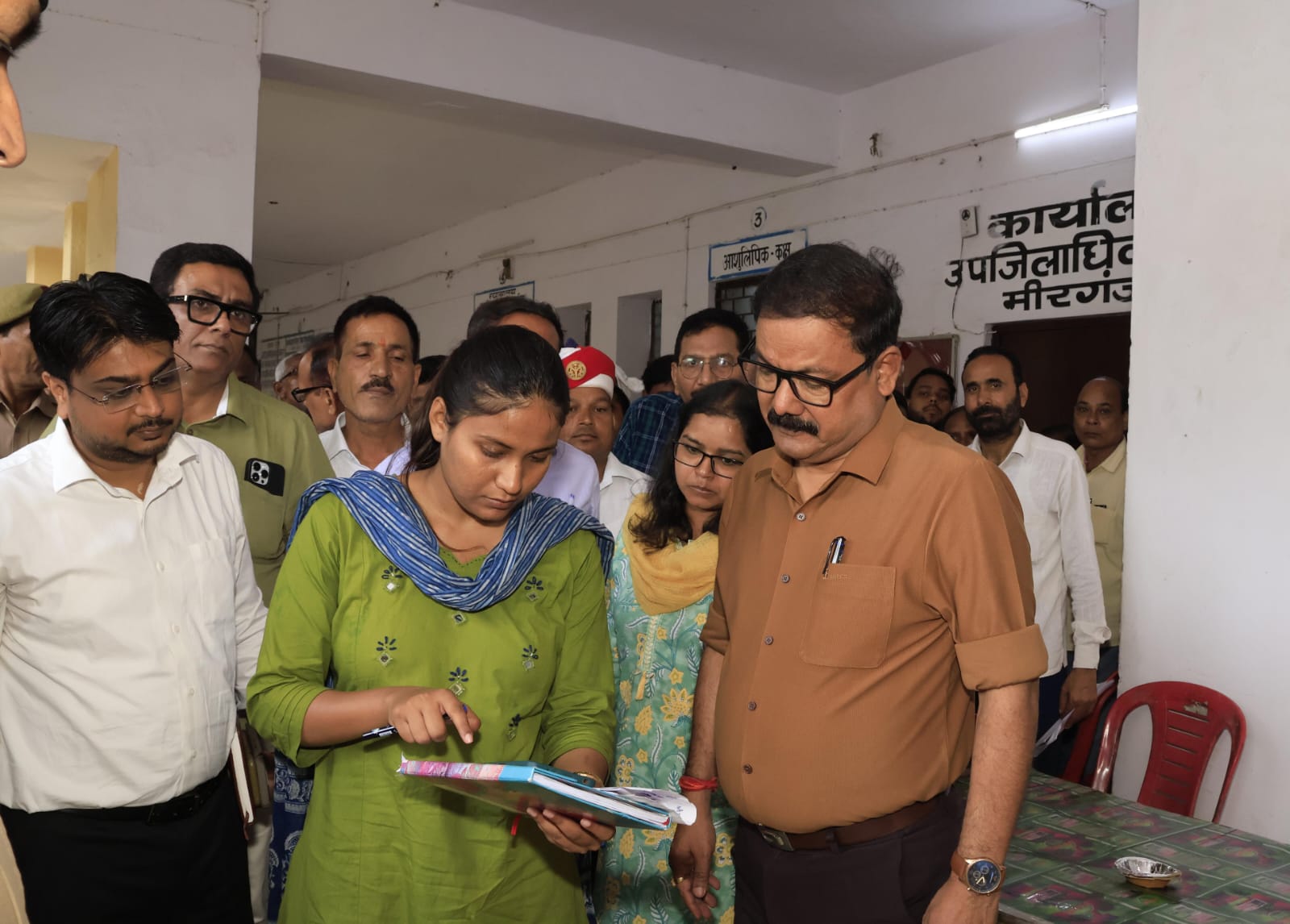 मीरगंज में सम्पूर्ण समाधान दिवस, डीएम ने सुनीं जनसमस्याएं, अधिकारियों को समयबद्ध और गुणवत्तापूर्ण निस्तारण के निर्देश, छह पात्र लाभार्थियों के मौके पर बनाए गए राशन कार्ड