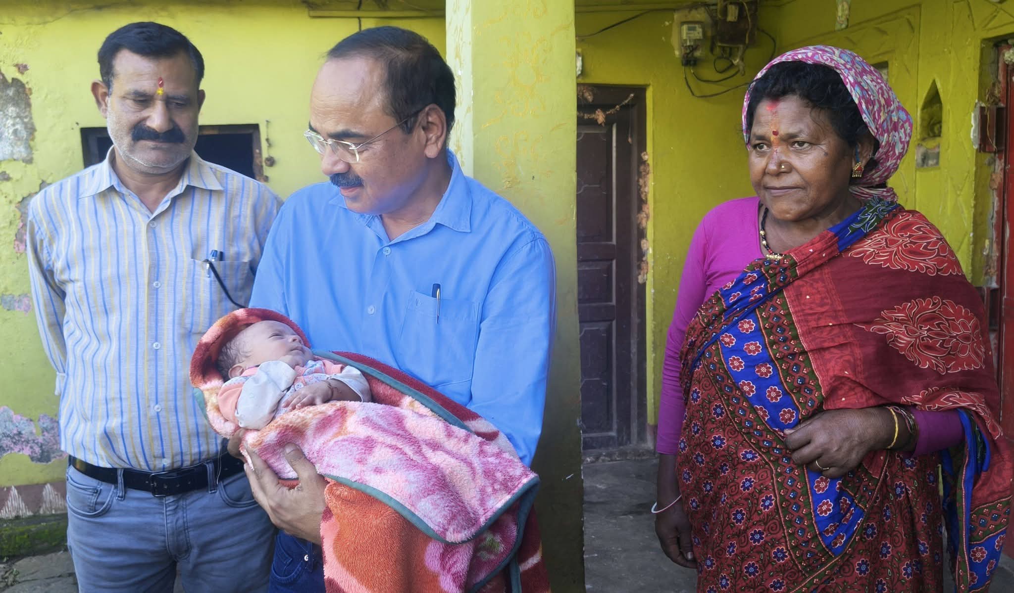 ममता की कोई सरहद नहीं: बागेश्वर में उजड़ी एक नन्हे जीवन की दुनिया, तो बुआ ने माँ बनकर थामी पतवार